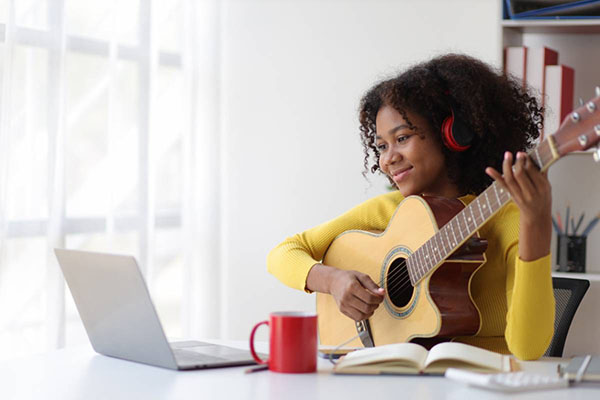 Comment apprendre à jouer de la guitare sur internet ?