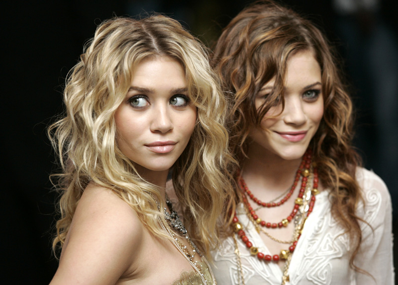 cheveux bouclés des soeurs jumelles Olsen