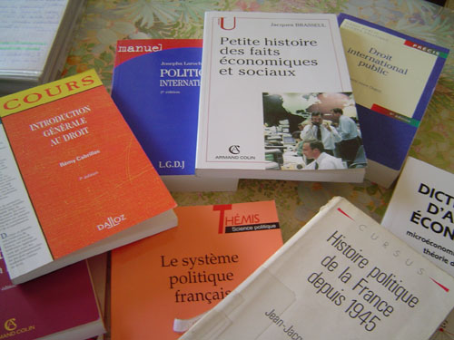 Livres pour cours de 1ère année de licence AES